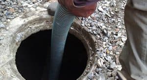 Tubo di autospurgo calato dentro un pozzetto aperto sul terreno